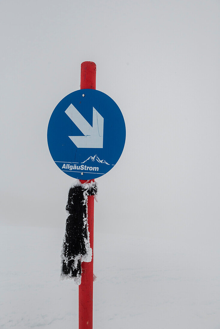 Schild Schwierigkeitsgrad der Piste Blau bei schlechten Sichtverhältnissen - Deutschland Oberallgäu Oberstdorf