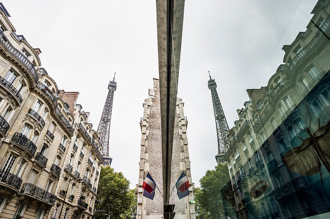 Museum du Quai Branly, museum with Eiffel Tower, Tour Eiffel, in the background, Paris, Ile de France, France