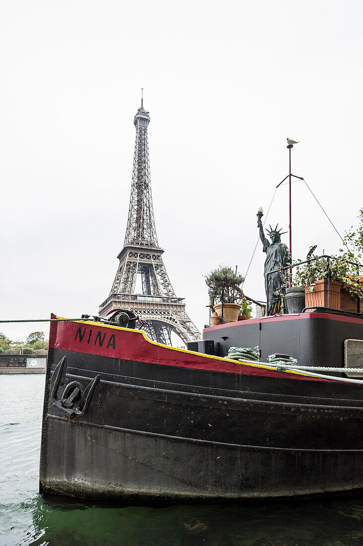 Hausboote auf der Seine und Eiffelturm, Paris, Île de France, Frankreich