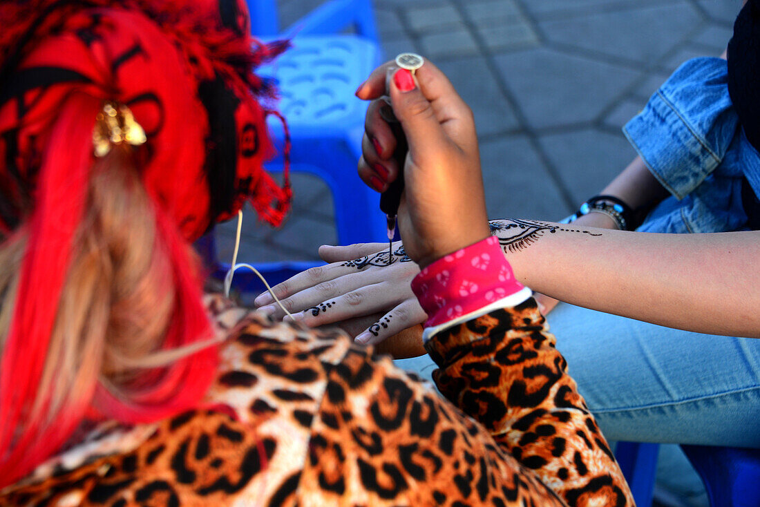 Henna auf dem Place Jemaa el-Fna, Marrakesch, Süd-Marokko