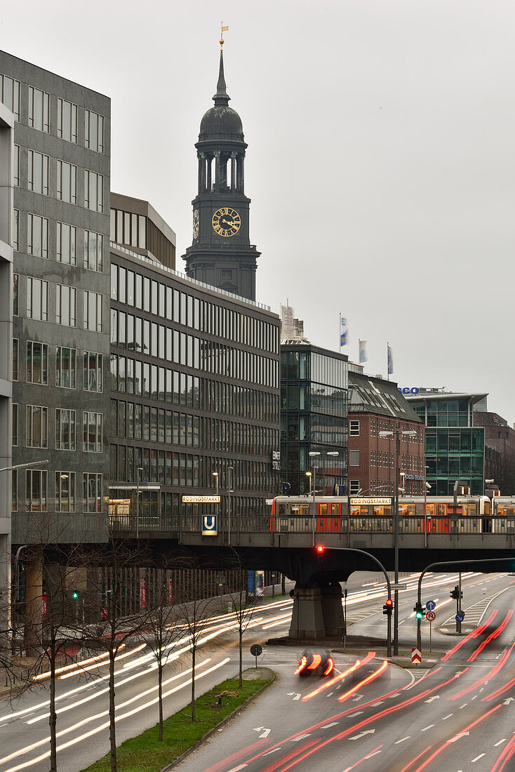 Blick von Brücke auf Michel und U-Bahn-Station Rödingsmarkt, Innenstadt Hamburg, Deutschland