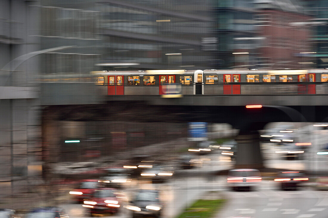 Fahrende U-Bahn an der Station Rödingsmarkt, Innenstadt Hamburg, Deutschland