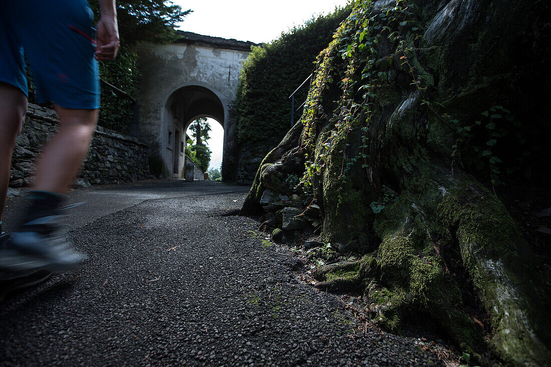 Junge Wanderin läuft durch eine alte Stadt, Val Verzasca, Tessin, Schweiz