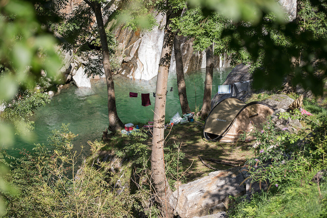 Campingzelt und Lager an einem Fluss, Val Verzasca, Tessin, Schweiz