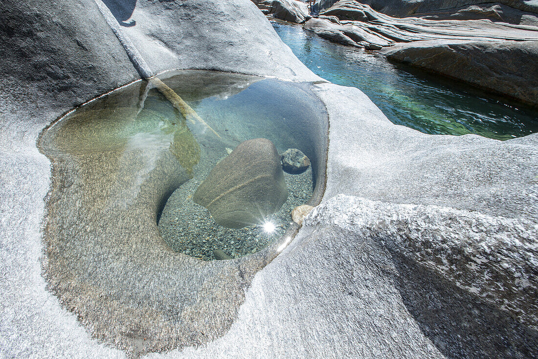 Wasserbecken in einem Felsen am Fluss, Val Verzasca, Tessin, Schweiz
