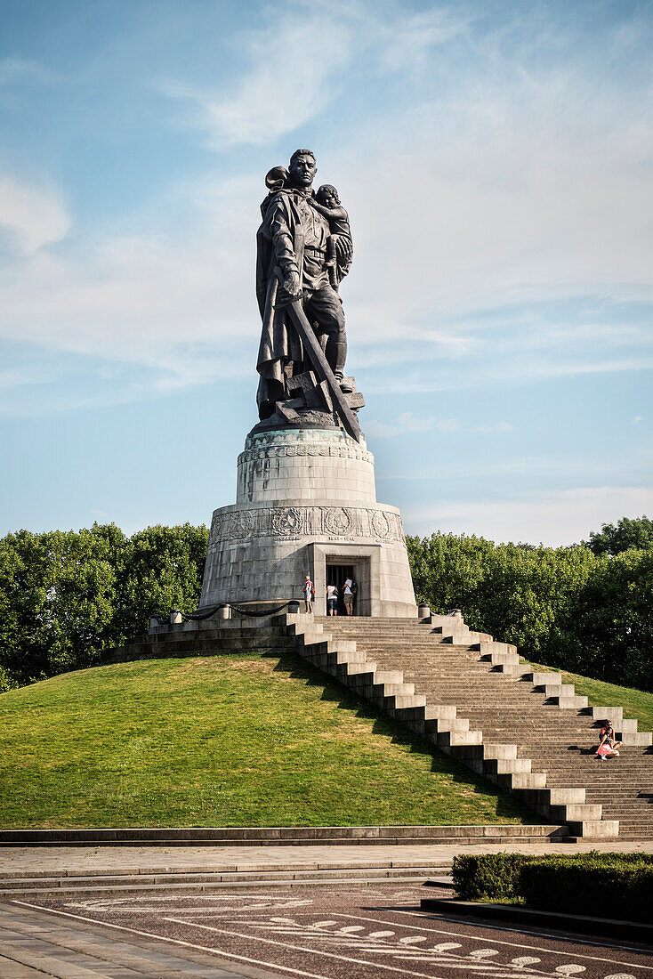 riesige Statue, sowjetisches Ehrenmal im Treptower Park, Berlin, Deutschland