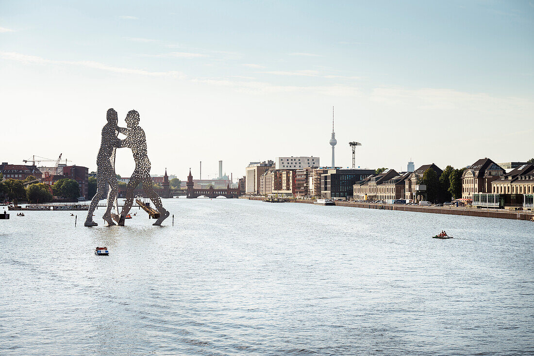 Blick über Spree zum Berliner Monumentalkunstwerk Molecule Man des Bildhauers Jonathan Borofsky, sowie nach Friedrichshain und Fernsehturm, Berlin, Deutschland