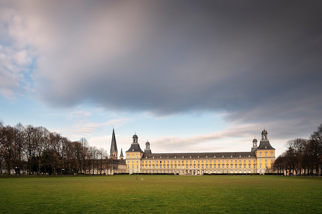 Universität und Kirchturm des Münsters, Bonn, Nordrhein-Westfalen, Deutschland