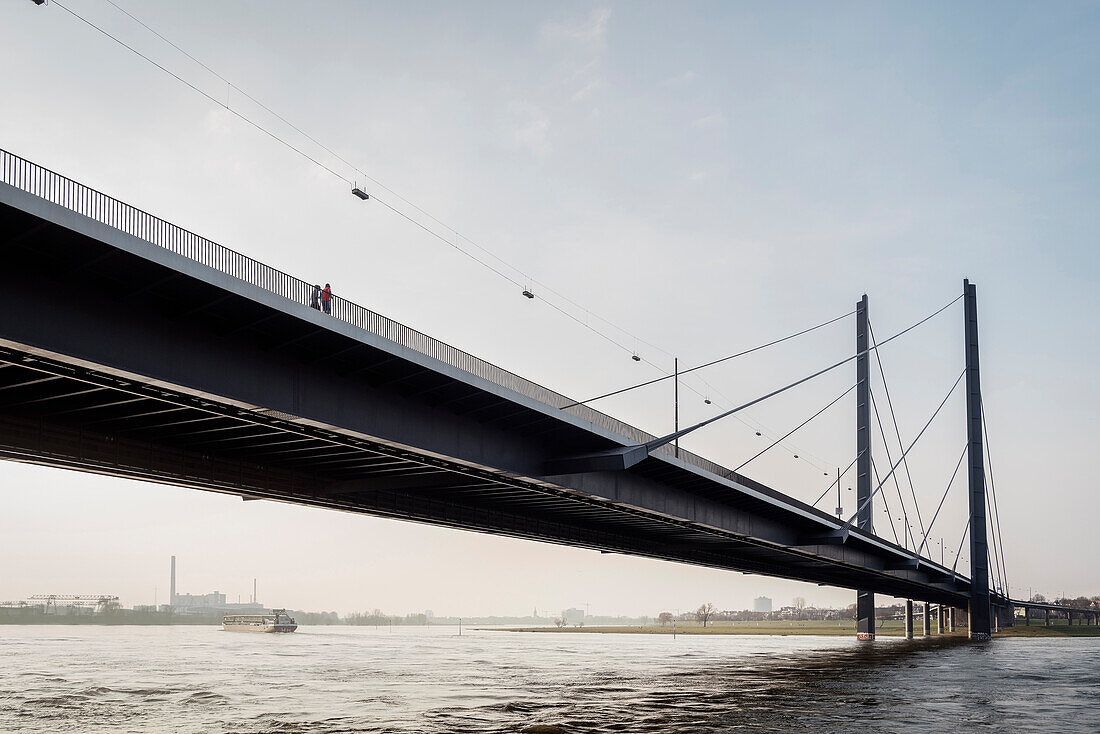 Rheinkniebrücke über den Rhein, Düsseldorf, Nordrhein-Westfalen, Deutschland