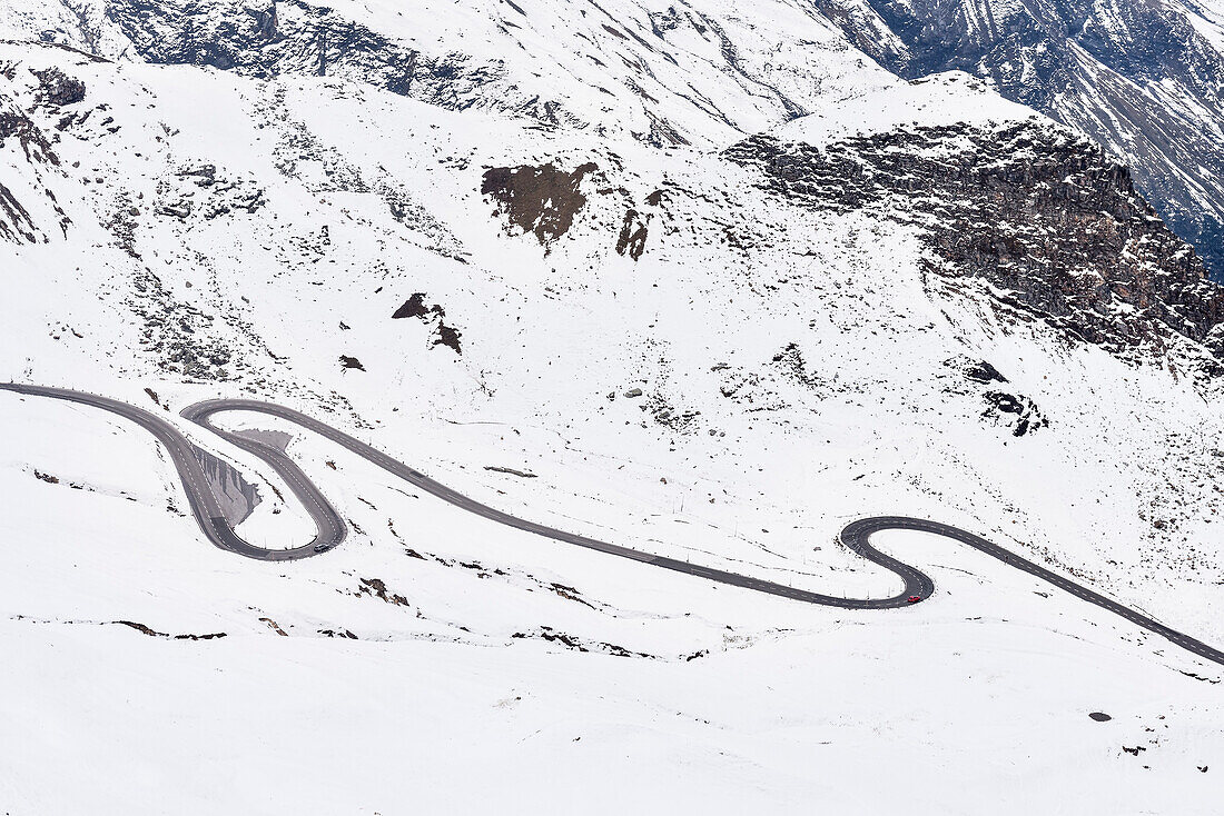 Großglockner Hochalpenstraße umgeben von Schnee, Hohe Tauern in den Alpen, Salzburg / Kärnten, Österreich, Europa