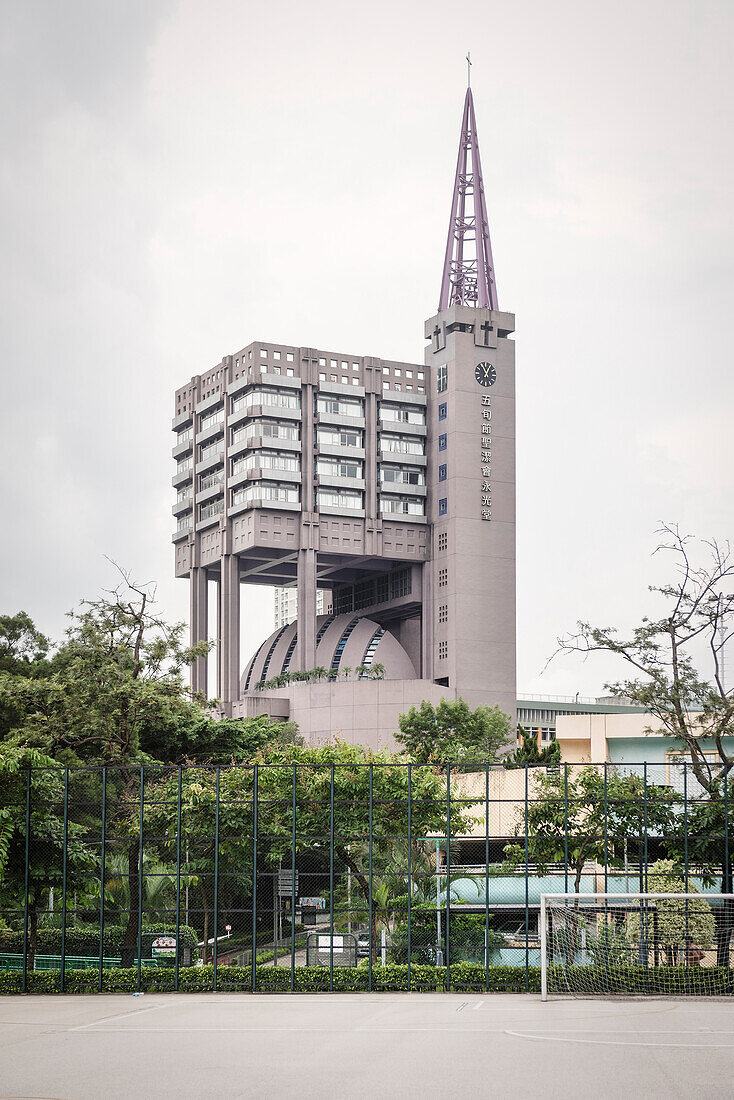 kuriose Kirche mit ungewöhnlicher Architektur hinter einem Sportplatz, Kowloon, Hongkong, China, Asien