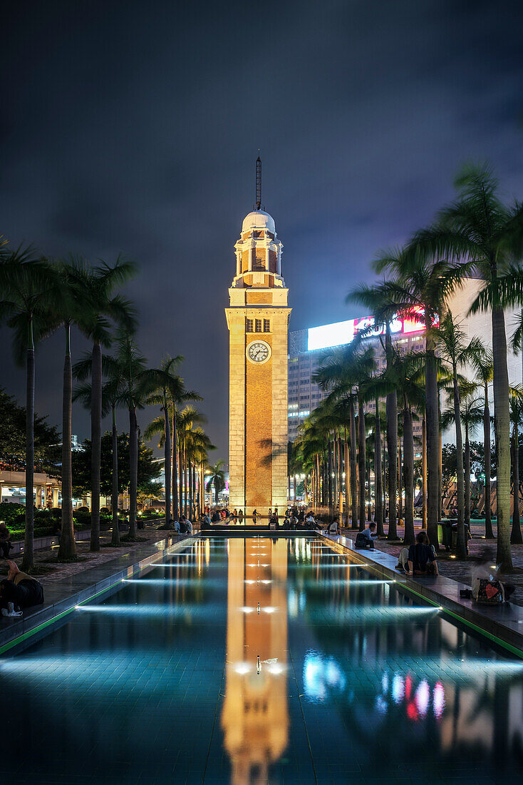 der Glockenturm am Fährhafen in Kowloon bei Nacht, Hongkong, China, Asien