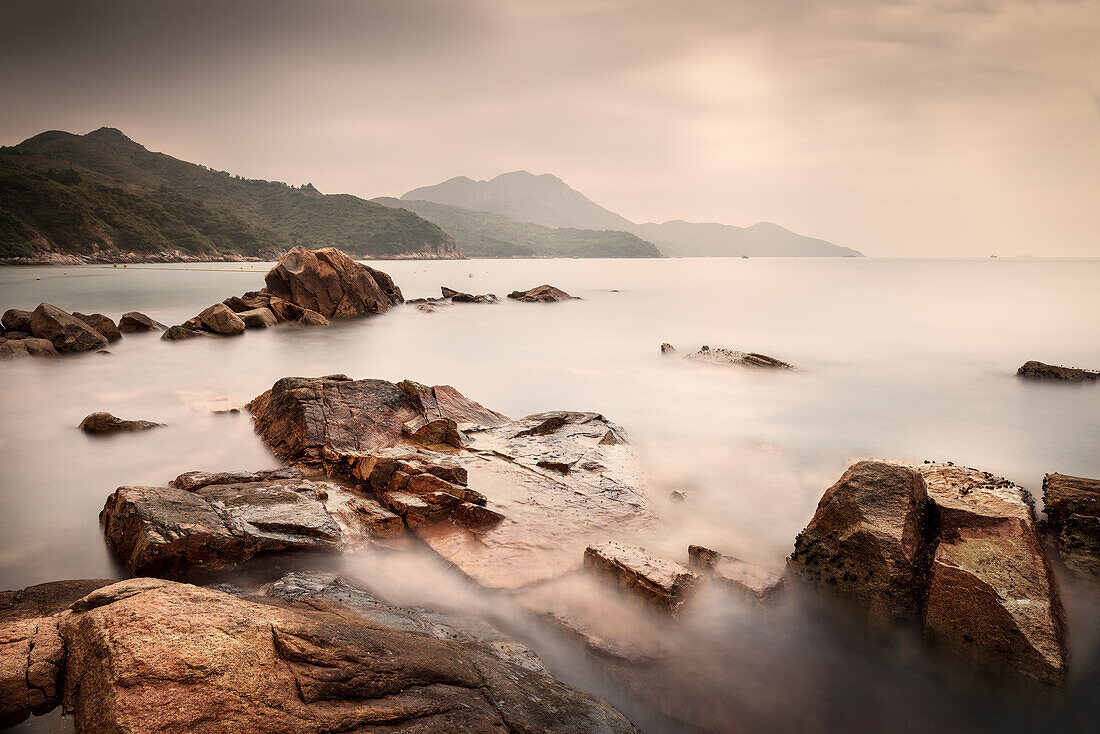 Blick auf das südchinesische Meer beim Hung Shing Yeh Strand, Lamma Insel, Hongkong, China, Asien, Langzeitbelichtung