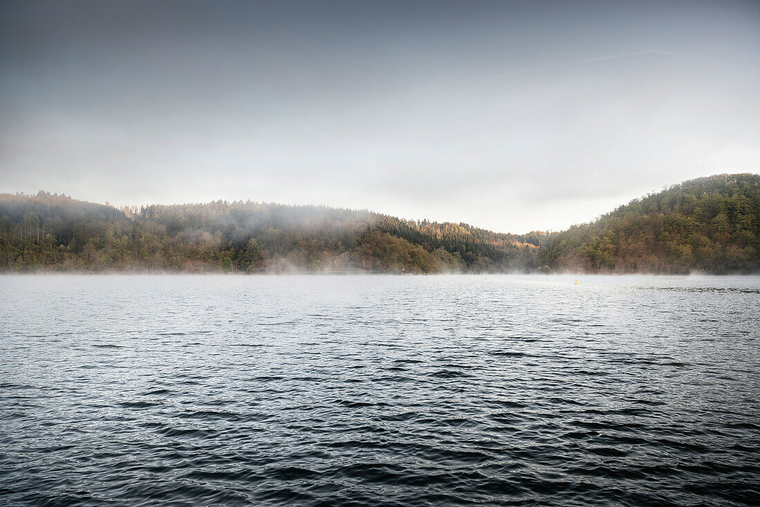 morgendlicher Nebel steigt vom Edersee auf, Nationalpark Kellerwald-Edersee, Hessen, Deutschland