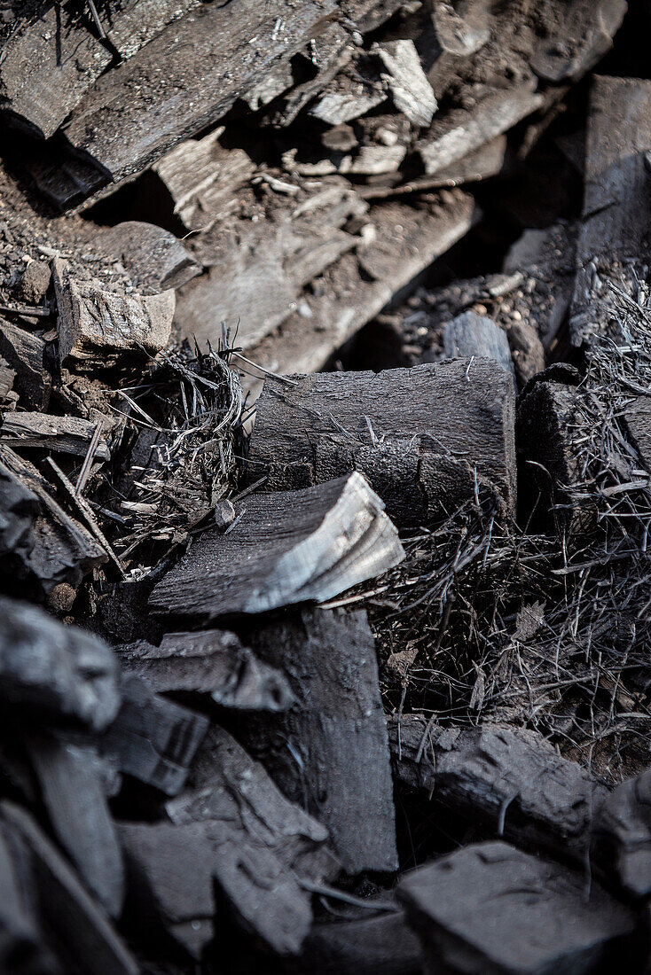 ungesäuberte Qualutäts Holzkohle im Meiler, Holzkohle Herstellung Köhlerei, Aalen, Härtsfeld, Ostalbkreis, Baden-Württemberg, Deutschland