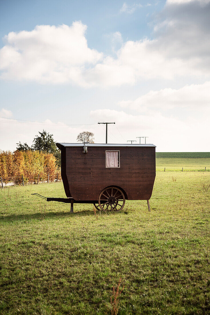 Schäferwagen steht auf Weide, Lonetal bei Lindenau, Schwäbische Alb, Deutschland