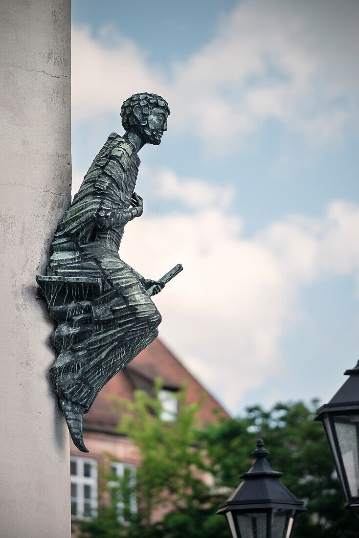 ein Figur mit einem Schreiben in der Hand ist an Hauswand angebracht, Nürnberg, Region Franken, Bayern, Deutschland