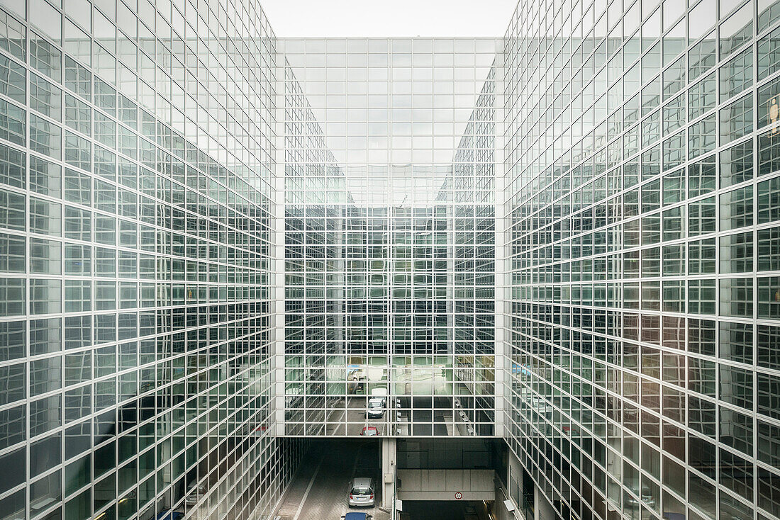moderne Architektur, Glasfassaden des Frankfurter Flughafens, Abflug Terminal, Frankfurt am Main, Hessen, Deutschland