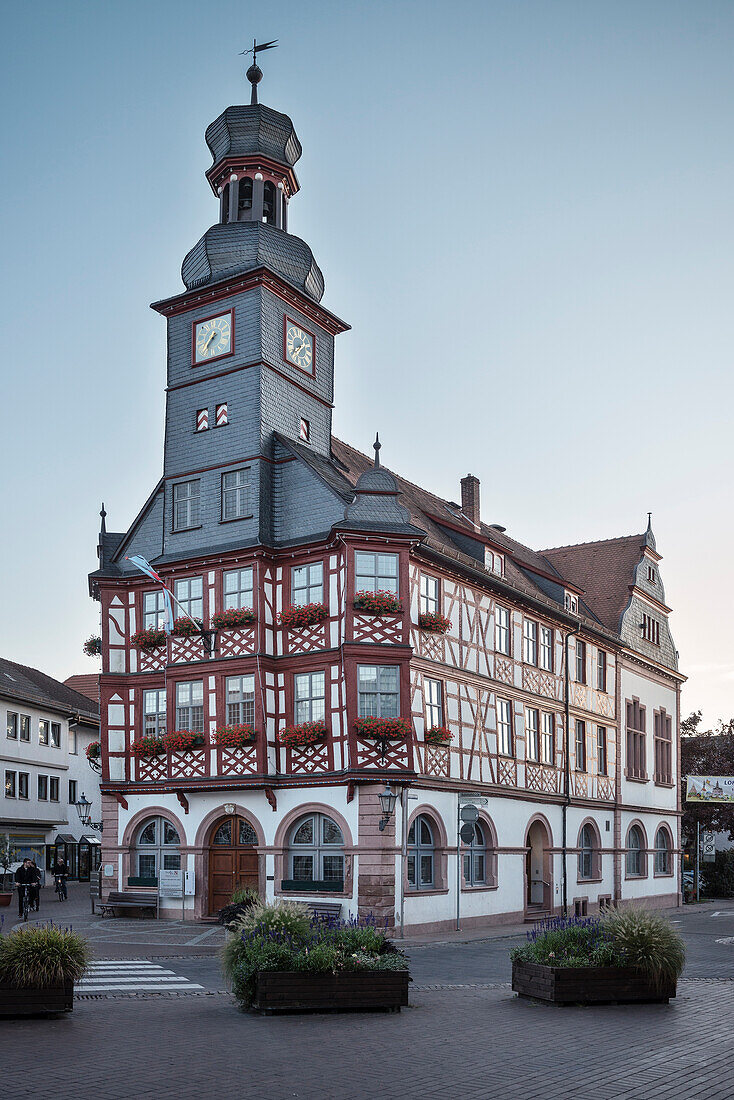 Fachwerkhaus mit Kirchturm beim Kloster Lorsch, Hessen, Deutschland