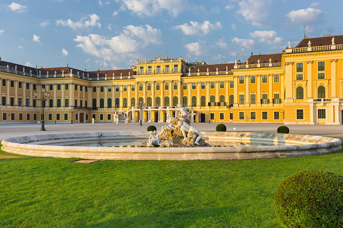 Brunnen vor dem Schloss Schönbrunn,  13. Bezirk, Wien, Österreich