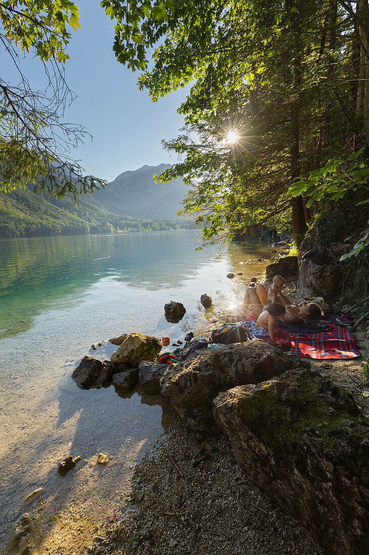 junge Frau mit zwei Kindern, Vorderer Langbathsee, Höllengebirge, Salzkammergut, Oberösterreich, Österreich