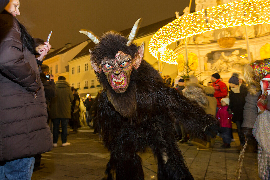 Krampusumzug, Hauptplatz, Baden bei Wien, Niederösterreich, Österreich