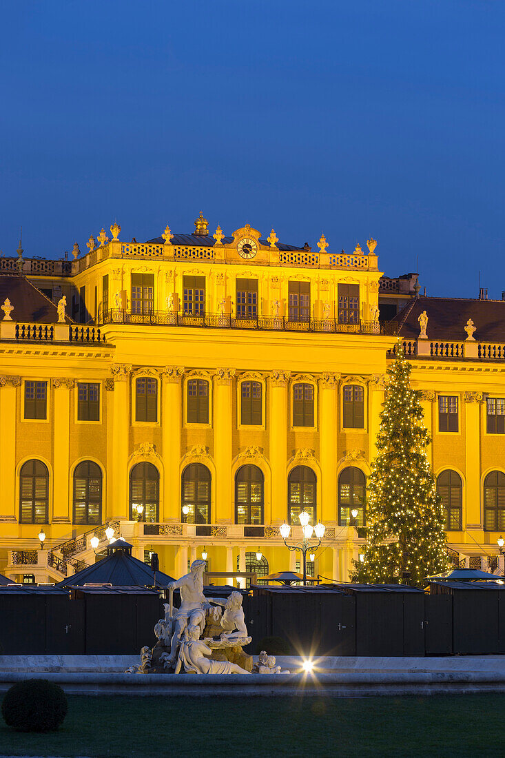 Weihnachtsmarkt vor dem Schloss Schönbrunn, Christbaum, 13. Bezirk, Wien, Österreich