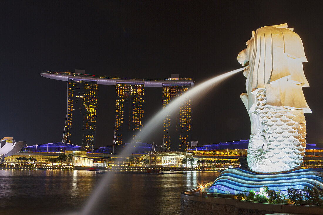 Marina Bay Sands hotel and Merlion statue. Singapore, Asia.