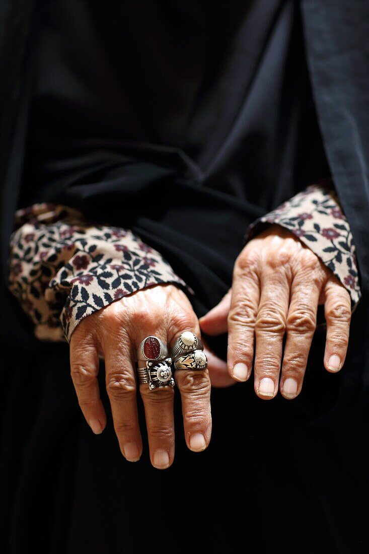 Hands of an old woman, Yazd, Iran, Asia.