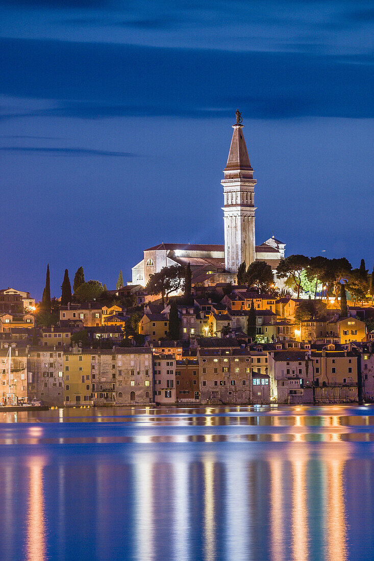 Kroatien, Halbinsel Istrien, Rovinj, Beleuchtete Gebäude am Wasser und Glockenturm