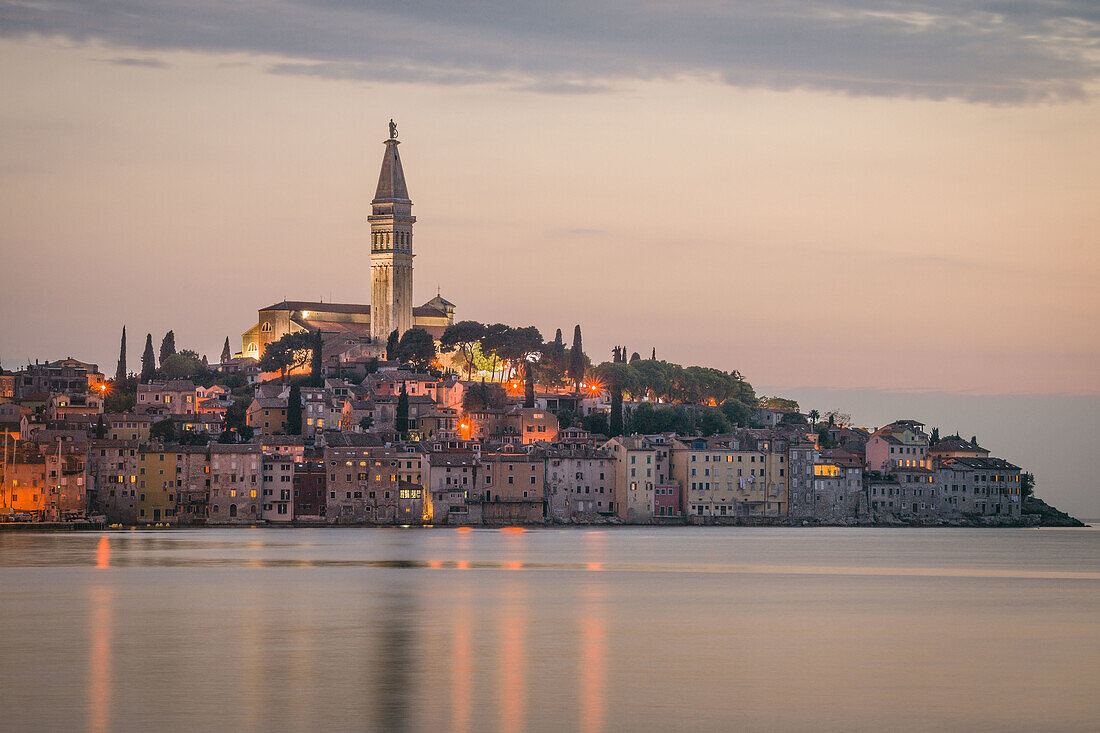 Kroatien, Halbinsel Istrien, Rovinj, Beleuchtete Gebäude am Wasser und Glockenturm