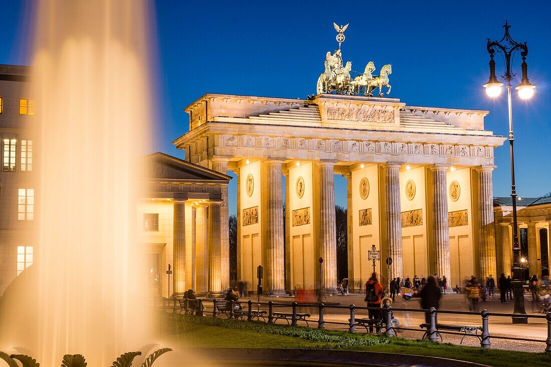 Cuadriga ornamental, puerta de Brandenburgo, obra del arquitecto Carl Gotthard Langhans, Berlin, Deutschland