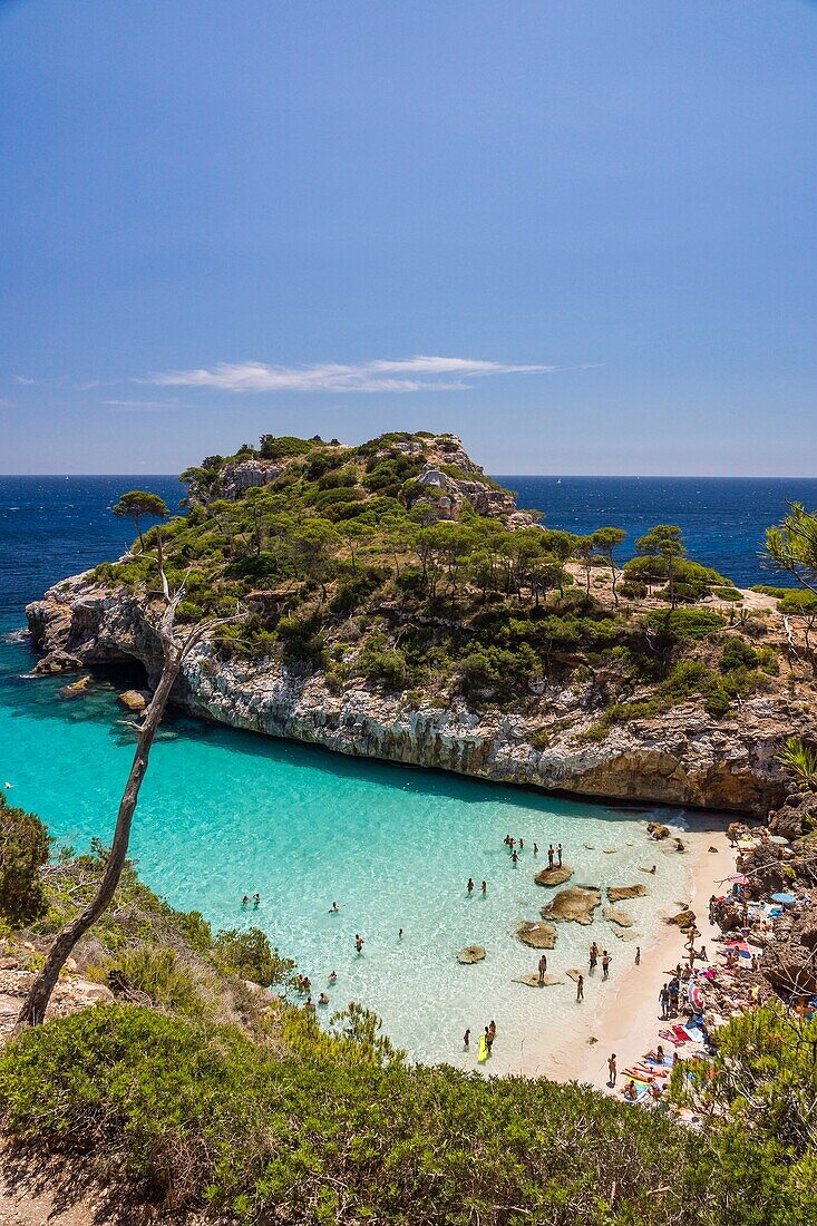 Spanien, Balearen, Mallorca, Santanyi, Cala de Es Moro, erhöhter Blick auf einen malerischen Strand in einer felsigen Bucht