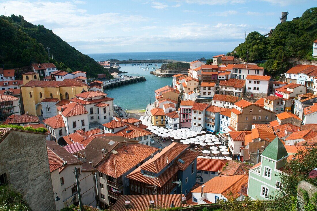 Überblick. Cudillero, Asturien, Spanien.