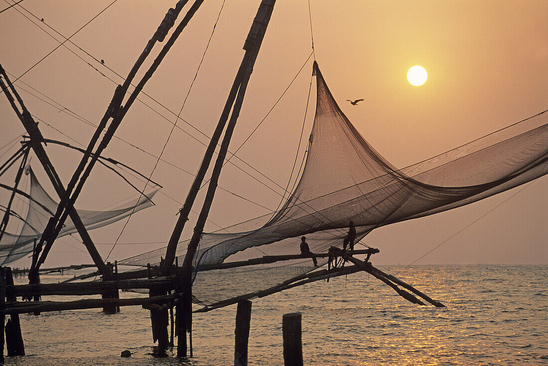 Chinesische Fischernetze in Kochi bei Sonnenuntergang, Bundesstaat Kerala, Indien, Südasien.