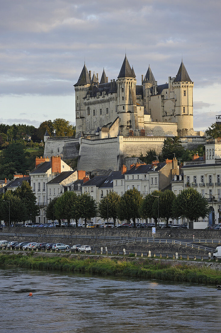 Loire-Ufer mit dem Chateau de Saumur im Hintergrund, Departement Maine-et-Loire, Region Pays de la Loire, Frankreich, Europa.