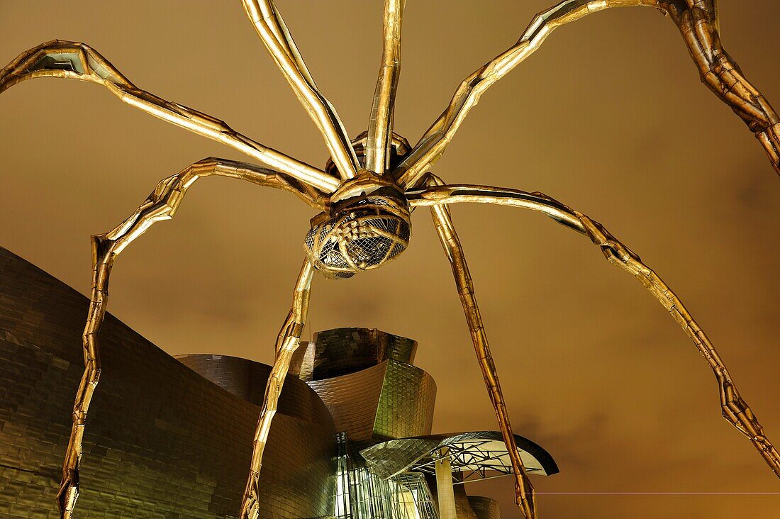 ´´Maman´´ sculpture by the French-American artist Louise Bourgeois 1911-2010 beside the Guggenheim Museum designed by architect Frank Gehry, Bilbao, province of Biscay, Basque Country, Spain, Europe.