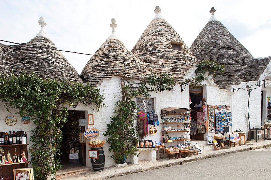tourist shop, Rione Monti, Trulli, Alberobello village, province of Bari, Puglia, Italy, Europe.