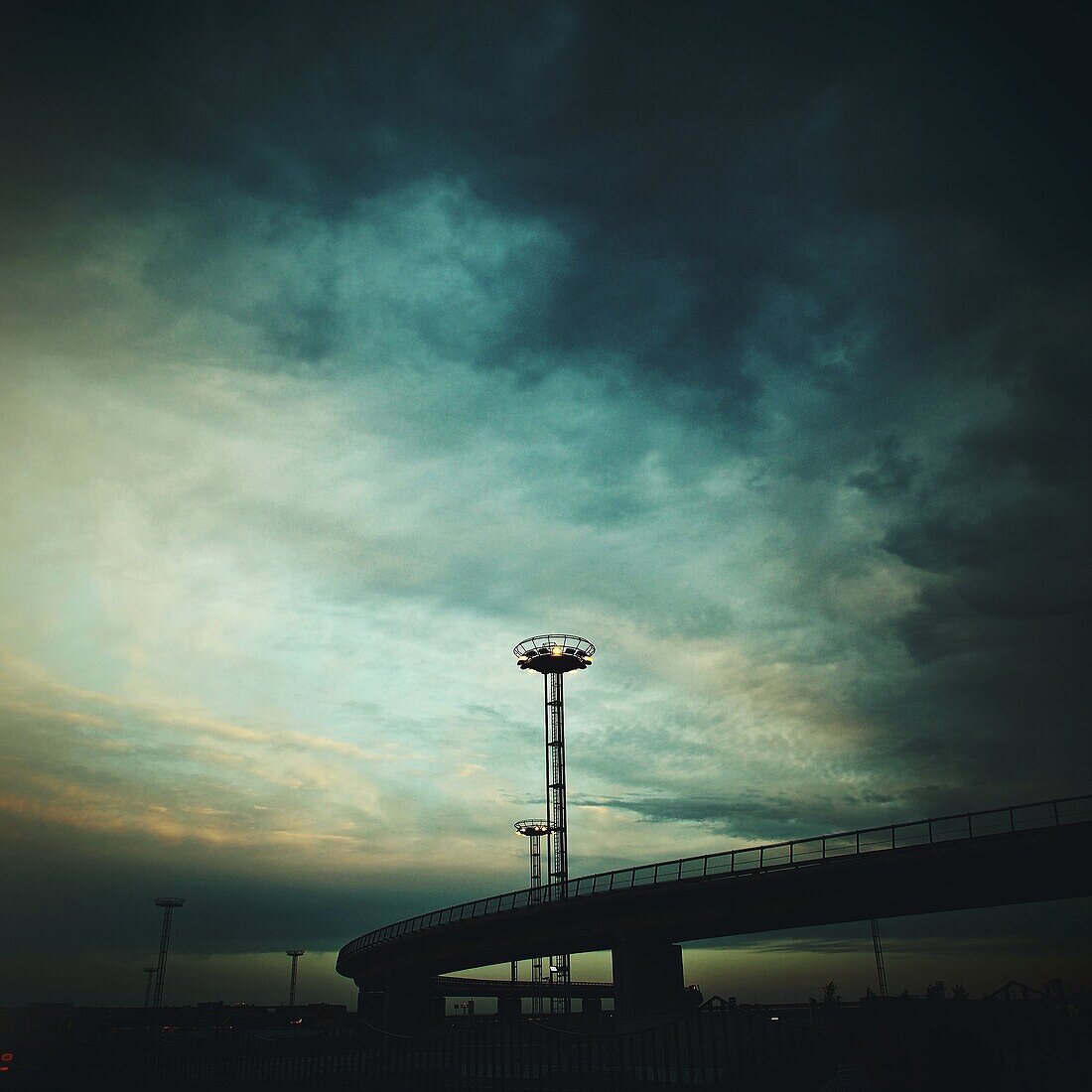 Airport´s lamppost in the sky.