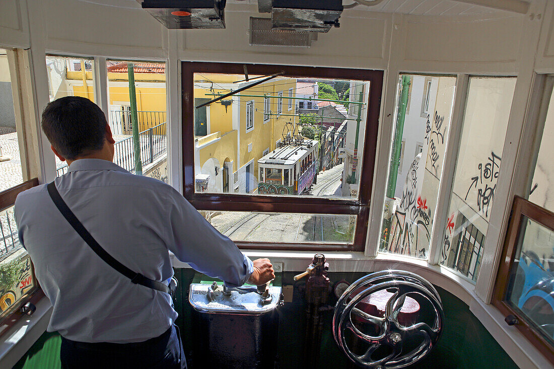 Tramchef und entgegenkommende Tram, Lissabon