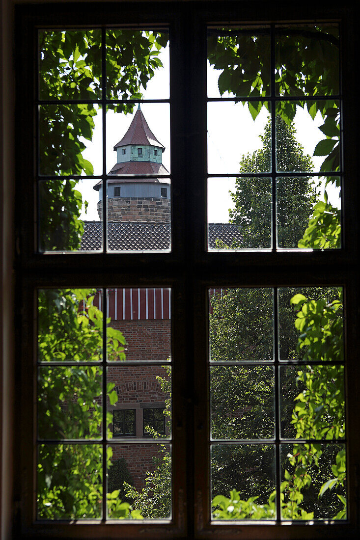 Blick durch ein altes Fenster in der Kaiserburg, Nürnberg, Mittelfranken