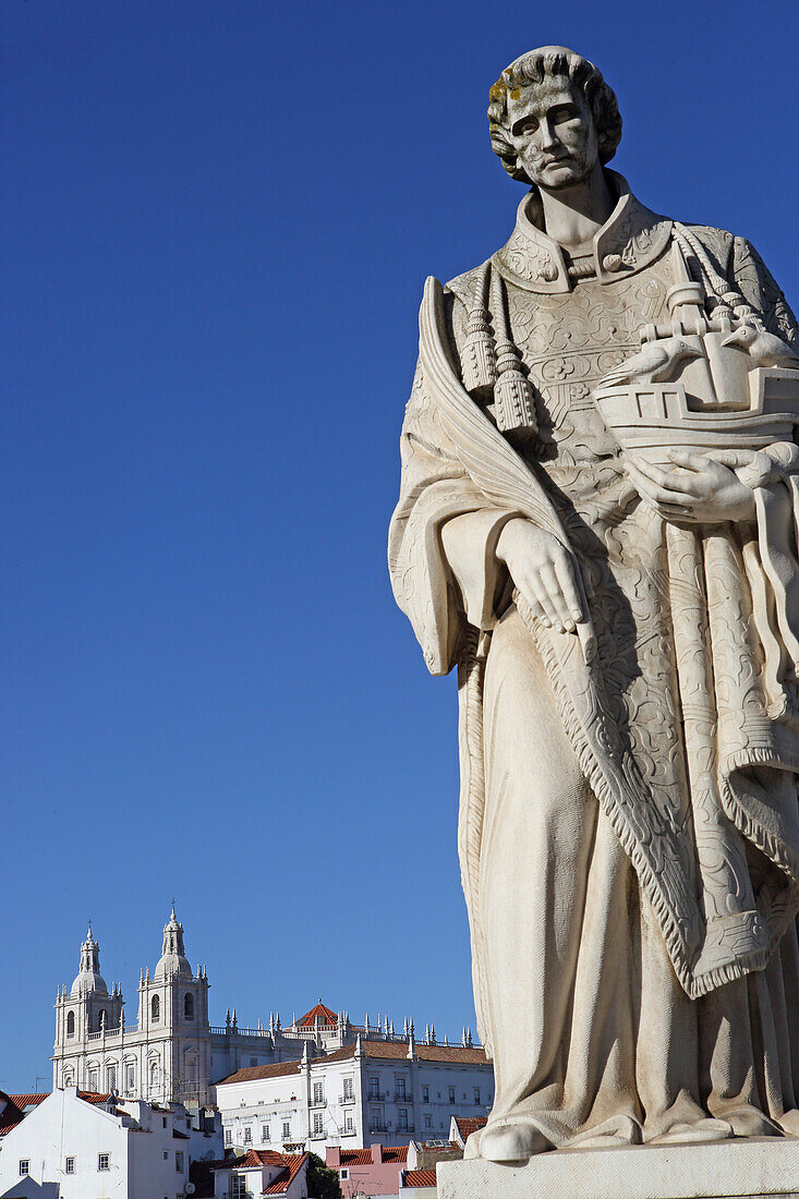 Statue von Sao Vicente, Stadtpatron von Lissabon und die Kirche Sao Vicente de Fora, Lissabon