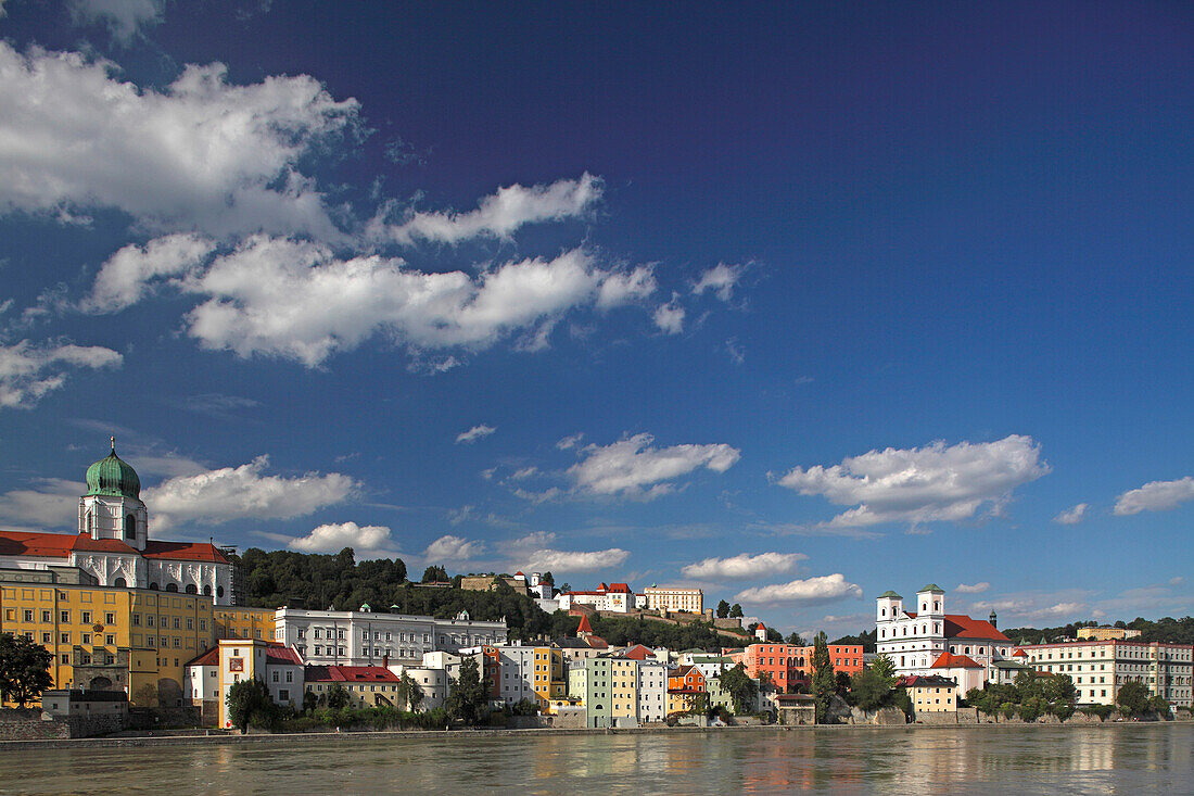 Blick über den Inn auf Passau mit Dom, im Hintergrund Veste Oberhaus, Passau, Niederbayern
