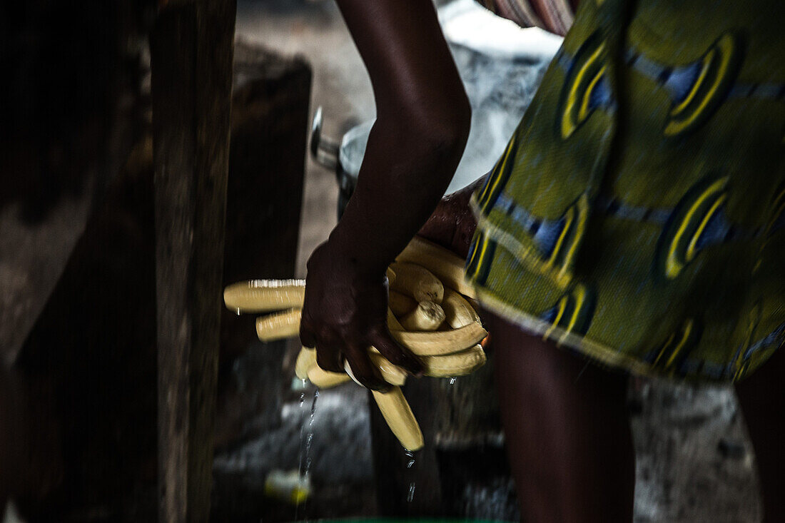 Einheimischer wäscht Bananen, Sao Tome, Sao Tome und Príncipe, Afrika
