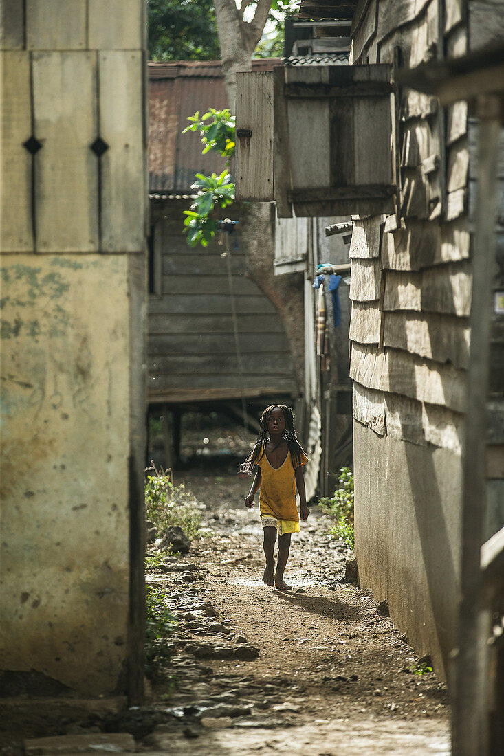 Kleines einheimisches Mädchen geht durch eine arme Gegend, Sao Tome, Sao Tome und Príncipe, Afrika