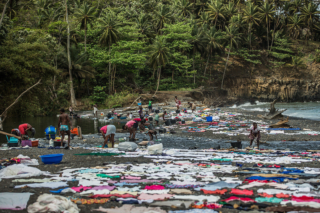 Einheimische Frauen waschen Stoffe am Strand, Sao Tome, Sao Tome und Príncipe, Afrika