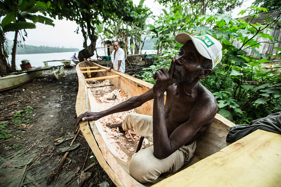 Alter eingeborener Fischerin seinem Boot, Sao Tome, Sao Tome und Príncipe, Afrika