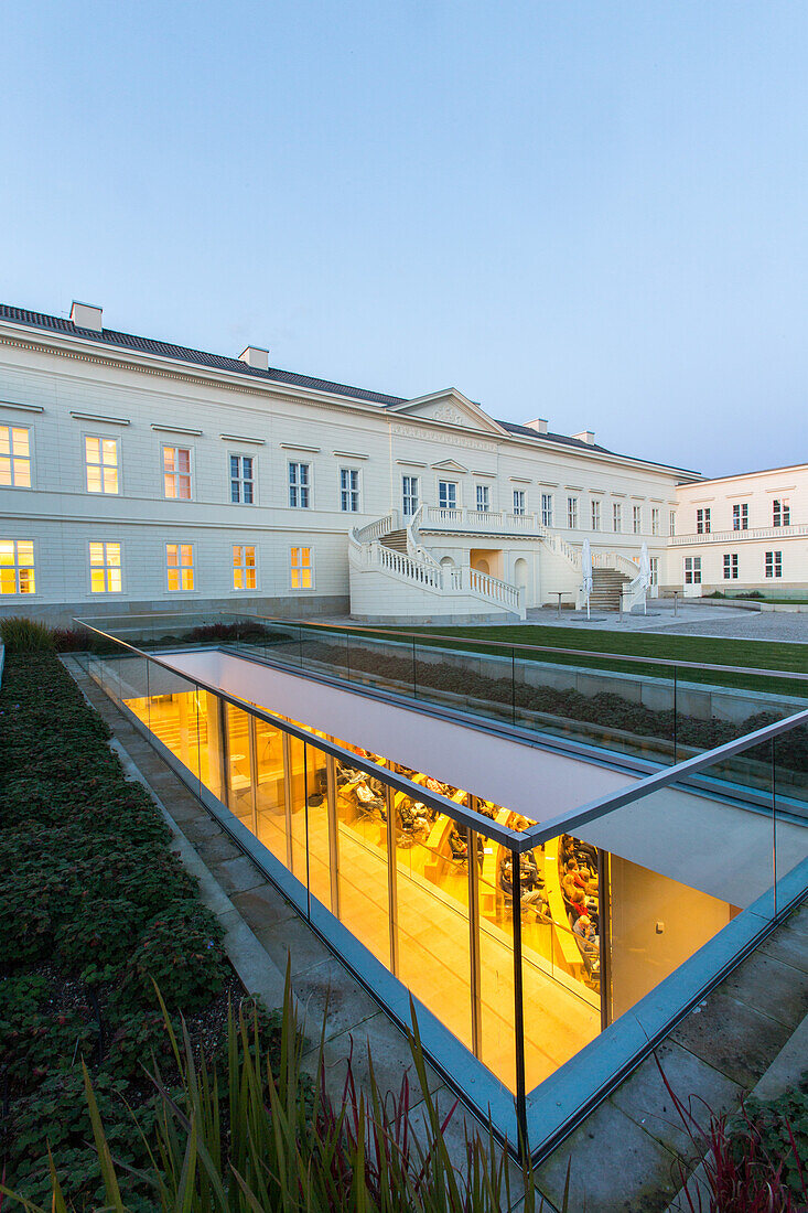 Schloss Herrenhausen, Herrenhäuser Gärten, Museum, Barockanlage, Schlosstreppe, Lichthöfe, Lichtbänder, Blick ins Auditorium, Parterre, Tageszentrum, Hannover, Niedersachsen, Deutschland