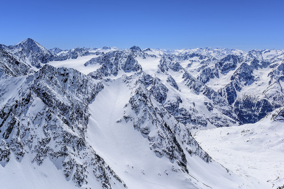 View to Schrankogel and Oetztal Alps, in middleground Hoher Seeblaskogel, from Winnebacher Weisserkogel, Sellrain, Stubai Alps, Tyrol, Austria