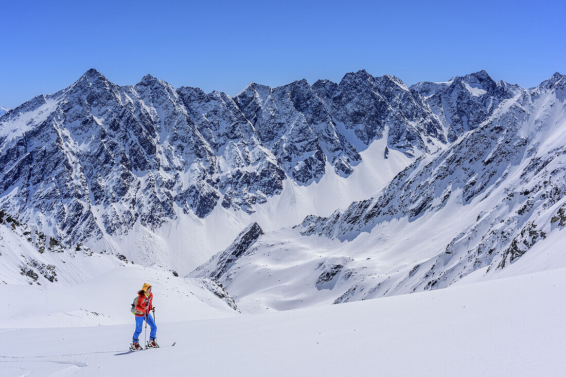 Frau auf Skitour steigt zum Winnebacher Weißerkogel auf, Lüsenser Fernerkogel im Hintergrund, Winnebacher Weißerkogel, Sellrain, Stubaier Alpen, Tirol, Österreich